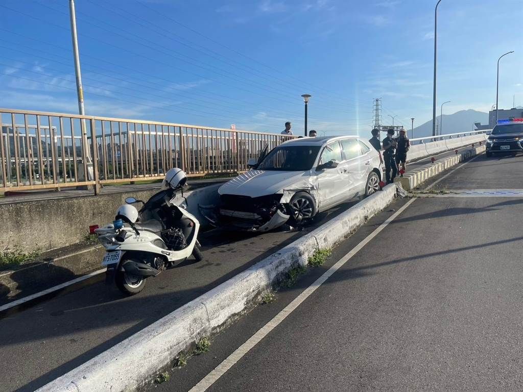 ▲陳男疑似毒駕精神恍惚，意外撞上成蘆橋機車引道。（圖／翻攝畫面）