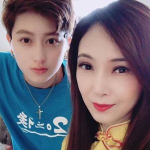 ▲胡文英(右)表示女兒自從結婚之後,就衰運連連,不但患上腸胃炎還被整復師弄成重傷,幾乎變成半殘廢。(圖/翻攝自胡文英臉書) ▲胡文英(右)表示女兒自從結婚之後,就衰運連連,不但患上腸胃炎還被整復師弄成重傷,幾乎變成半殘廢。(圖/翻攝自胡文英臉書)
