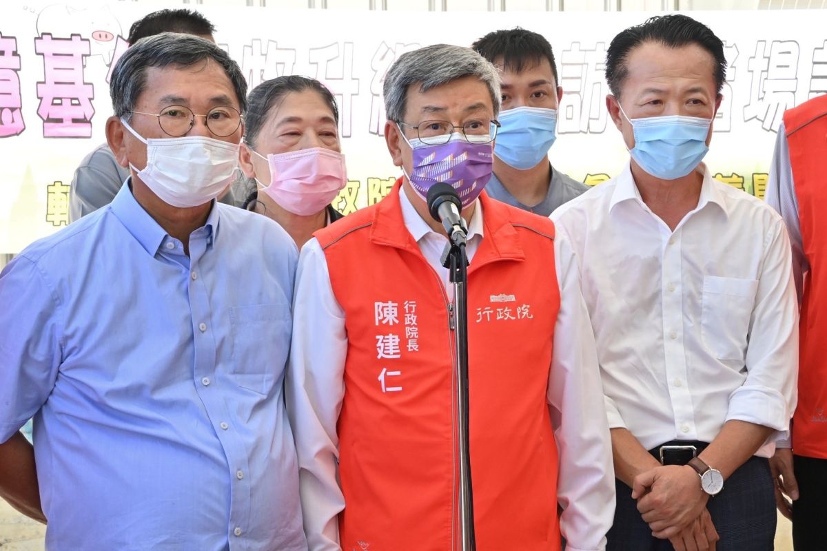 ▲行政院長陳建仁視察豬瘟拔針及百億基金畜牧升級輔導成果前受訪。（圖／行政院提供）