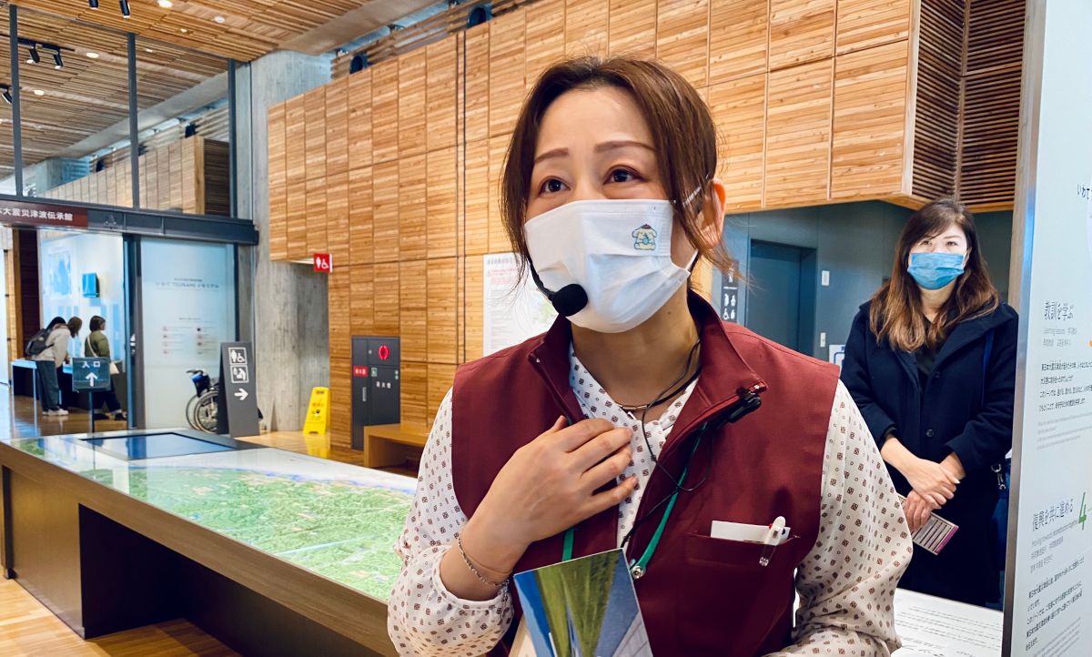 ▲重回日本311大地震現場，「岩手海嘯紀念館」解說員高霞正是倖存者，哽咽淚憶逃難過程，被令人驚恐的「黑色海水」追著跑，好友一家四口在車上遇難，至今還有一個小孩遺體沒找到。（圖／記者蕭涵云攝）