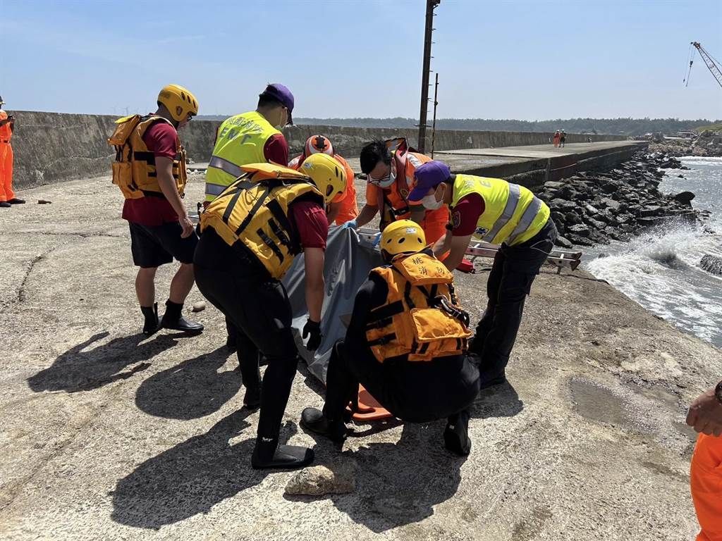 ▲警消接獲報案後，立刻派員將2具浮屍打撈上岸。（圖／翻攝畫面）
