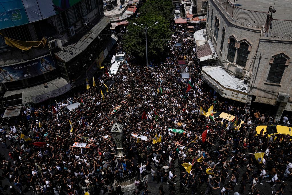 ▲聯合國秘書長古特瑞斯譴責以色列突襲哲寧難民營的行為，認為以色列過度使用武力。圖為軍事行動結束後，哲寧當地居民替死去的巴勒斯坦人舉辦喪禮。（圖／美聯社／達志影像）