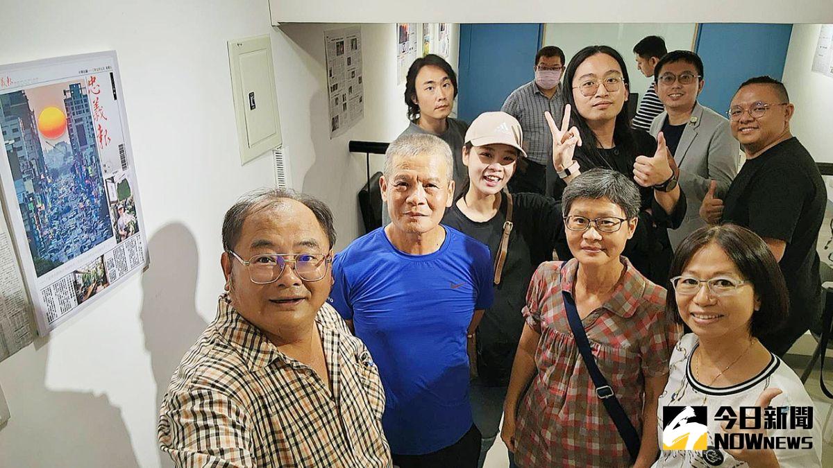 ▲資深媒體人攝影展「頭版榮景與紙媒時代的見證者」，特地將多張上過「報紙頭版」的精選作品與報紙結合。（圖／記者陳美嘉攝，2023.07.07）