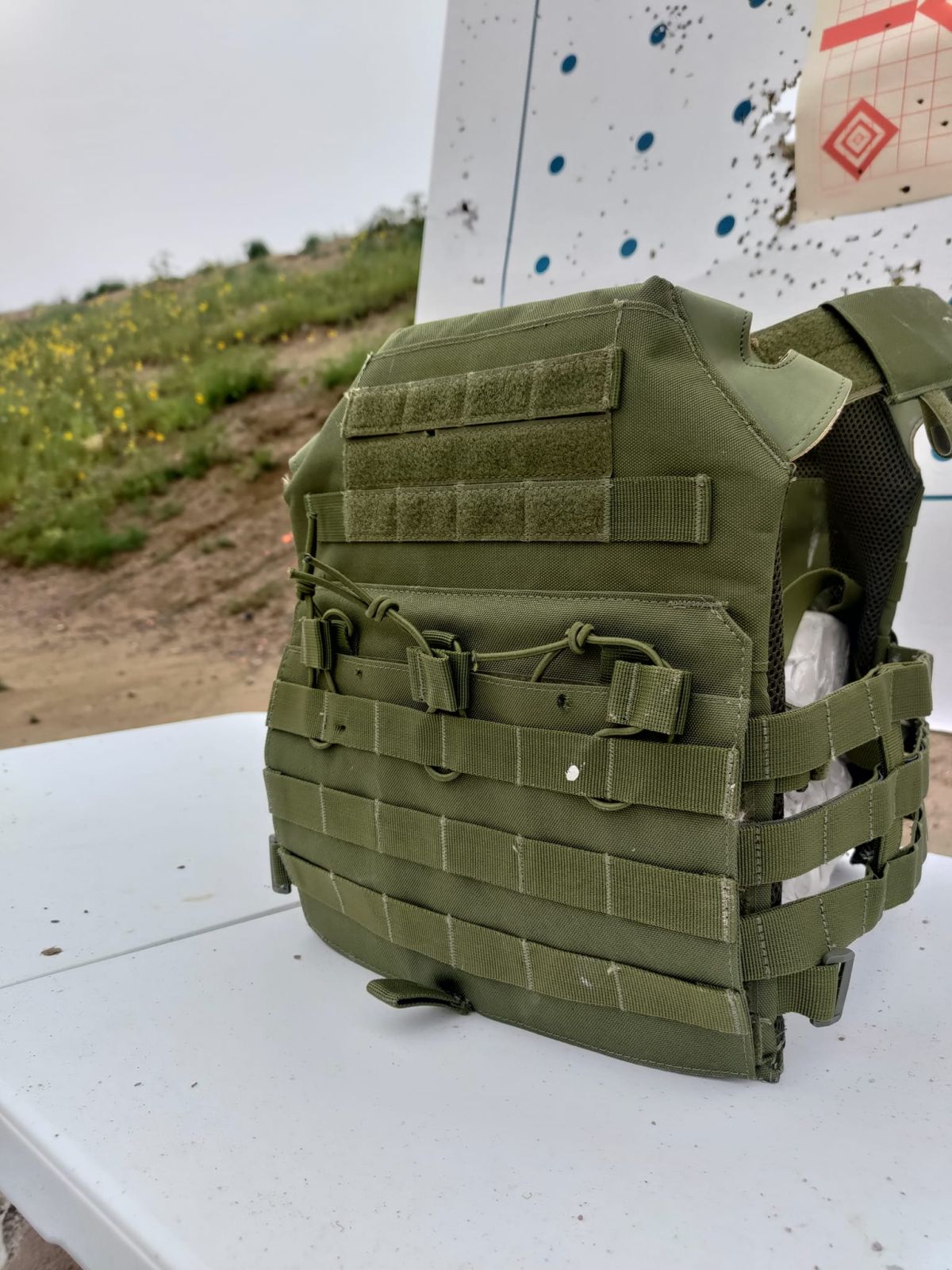 ▲新北市議員林秉宥對據稱為軍備局205廠生產的抗彈板實彈測試，結果抗彈板全遭子彈貫穿。(圖／翻攝自林秉宥臉書)