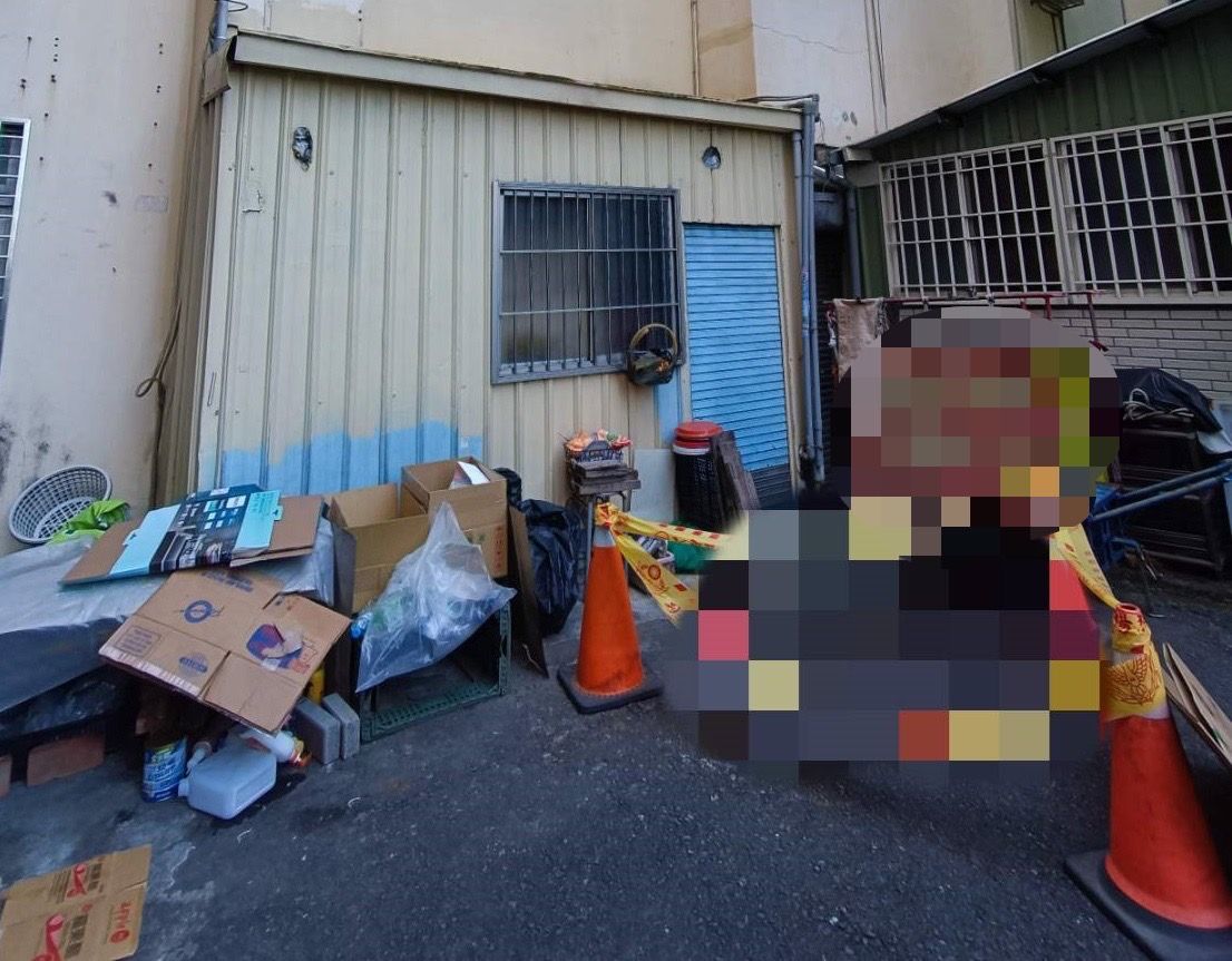 ▲單身的柯女生下女嬰，因擔心養不起怕女兒吃苦，於3樓租屋處將女嬰扔下樓，導致其頭部血腫、肝臟破裂等，送醫搶救不治。（圖／翻攝畫面）