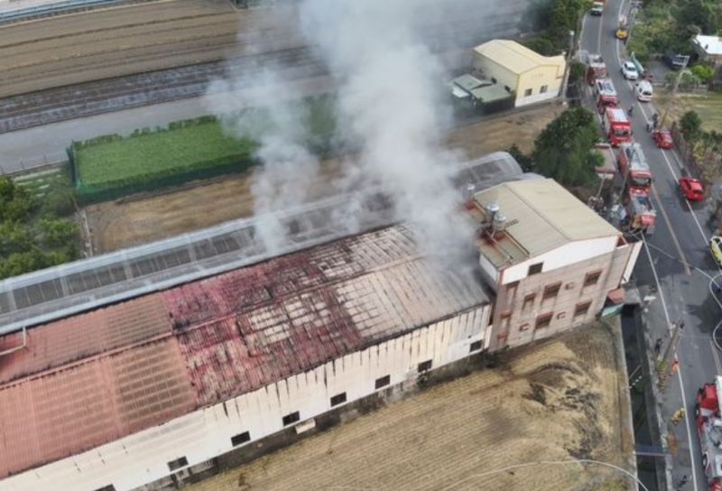 ▲彰化竹塘鄉鐵皮屋工廠清晨發生火警，燃燒面積超過100平方公尺。（圖／翻攝畫面）