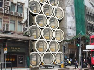 「水管屋」夾縫求生　香港已蓋212戶！八月入住：租金是行情一半
