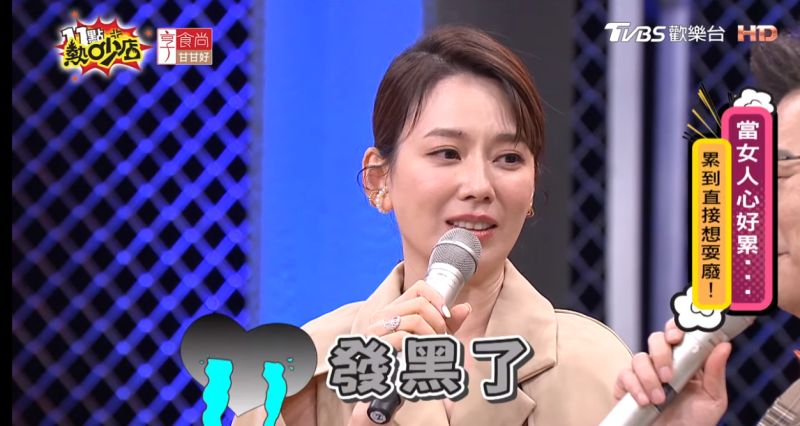▲Melody透露深夜挑水蜜桃掉淚,當媽後心累到發黑。(圖/翻攝自《11點熱炒店》YouTube)