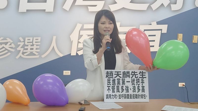 ▲國民黨立委參選人陳美雅酸「前有貞昌掃把上戰場，現有天麟氣球滿天吹」，並抨擊民進黨用口號式的方式來愚弄人民。（圖／記者鄭婷襄攝，2023.07.08）