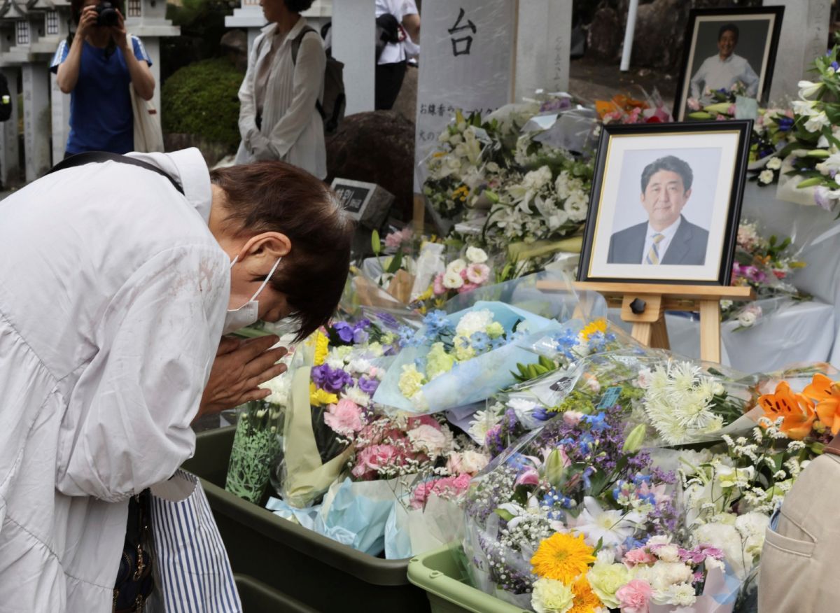 ▲日本前首相安倍晉三逝世滿一年，不少日本民眾都特意赴當初的事發地點，獻花哀悼。（圖／美聯社／達志影像）