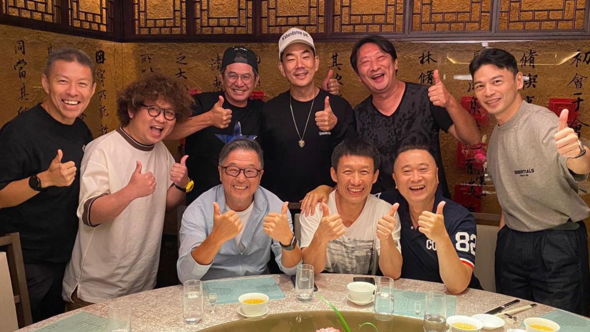 ▲《全民大悶鍋》昔日班底齊聚一堂燦笑合體，其中九孔（後排右二）也帶著小15歲的嫩妻首度亮相，讓製作人王偉忠直呼：「太好了！」（圖／王偉忠FB）