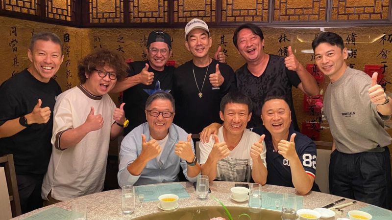 ▲《全民大悶鍋》昔日班底齊聚一堂燦笑合體，其中九孔（後排右二）也帶著小15歲的嫩妻首度亮相，讓製作人王偉忠直呼：「太好了！」（圖／王偉忠FB）