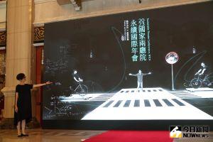 兩廳院總監劉怡汝專訪圖/記者陳明中攝) ▲兩廳院租電子看板取代輸出背板。(圖/記者陳明中攝,2023.06.29)