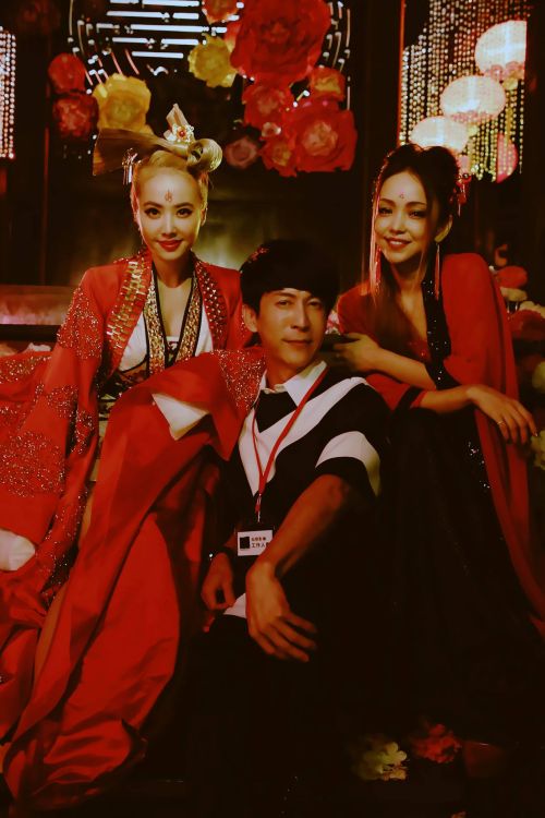 ▲張勝豐（中）早年是蔡依林（左）等大明星的御用編舞者，1990年代後幾乎所有大牌藝人演唱會的舞蹈都是他負責，右為日本傳奇歌后安室奈美惠。（圖／張勝豐臉書）