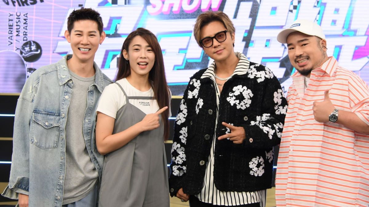 ▲羅志祥（左三）睽違20多年登上《完全娛樂》破除禁令，與主持人夏和熙（左起）、林思宇、阿達互動，並自嘲要「管理好時間！」（圖／三立提供）