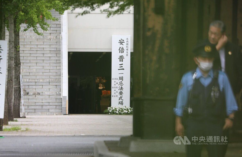 ▲日本前首相安倍晉三去年7月在奈良市遭槍擊身亡，執政黨自民黨與安倍家族今天在東京增上寺合辦法會。（圖／中央社）