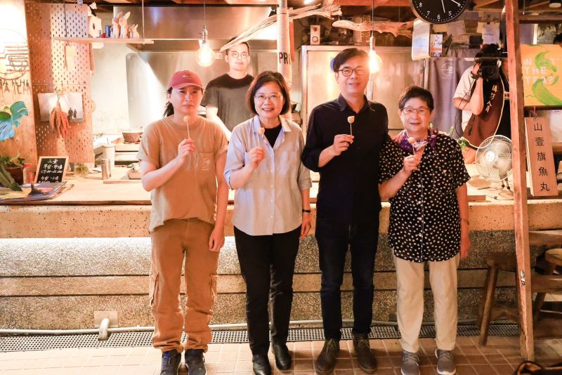 ▲總統蔡英文今(8)日特別前往參訪「高雄最美菜市場」之稱的鹽埕第一公有市場,逐攤走訪與青銀攤商互動。(圖/高雄市政府經發局提供)