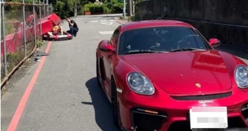 ▲羅男連人帶車衝出賽道，撞上一輛恰好行經該處的保時捷。（圖／翻攝畫面）