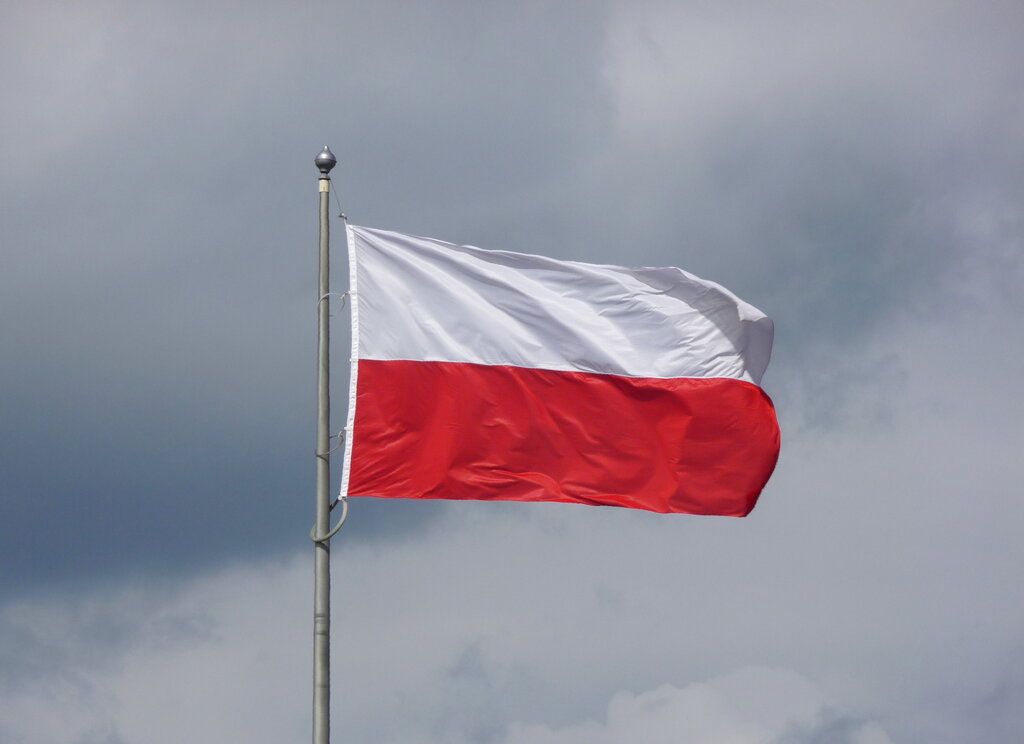 ▲波蘭宣布將不再武裝烏克蘭，轉而聚焦於強化自家國防。圖為波蘭國旗。（圖／美聯社／達志影像）