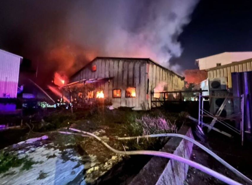 ▲9日凌晨，桃園市龜山區光安街某電池儲存倉庫，突然發生火警，所幸無人員傷亡，火災發生原因還有待進一步調查。（圖／翻攝畫面）