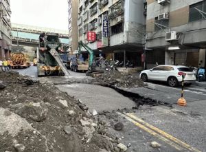 再次坍塌！北市南京西路天坑「區域擴大」　道路雙向封閉
