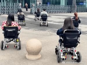電動車規定多！中國年輕人改坐「電動輪椅」上班　無法可管有隱憂
