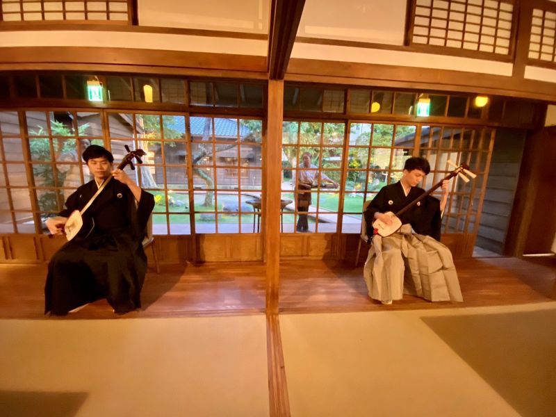 ▲晚餐時段還推出專人三味線演奏,7月還有22日及26日兩場。(圖/記者葉盛耀攝)