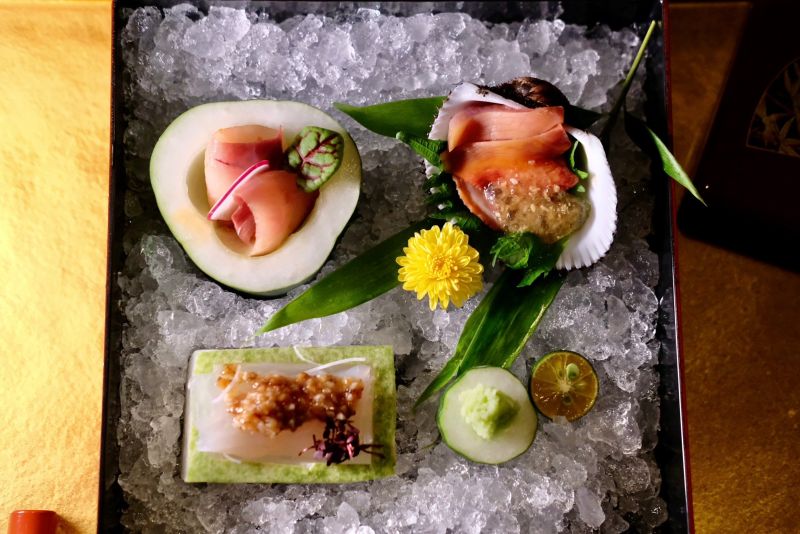 ▲生魚片用上鮫鰈、赤貝、鰤魚等,已各自帶不同的調味,因為特別以瓜果盅盛裝,吃起來還帶瓜類清香。(圖/記者葉盛耀攝)