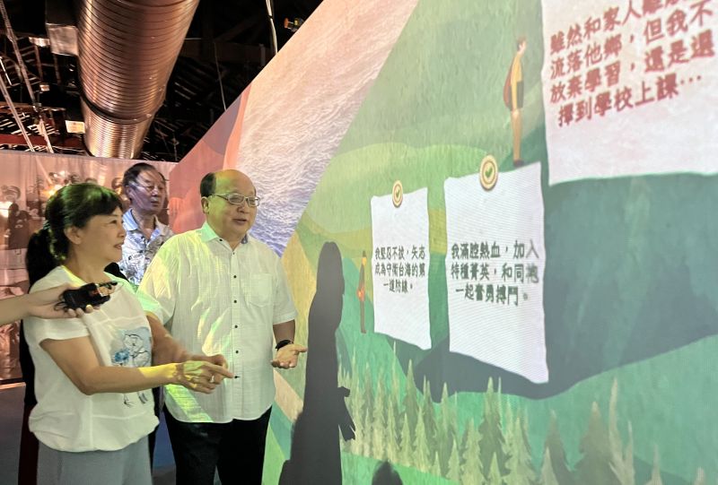▲前台中市長胡志強參觀「我家的兩岸故事」展出內容。(圖/沈春池文教基金會提供,2023.07.09)