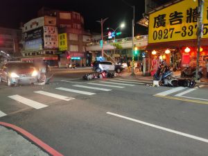 影/驚悚瞬間!轎車疑違規左轉肇事「波及4車釀6傷」 騎士腦出血