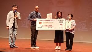 ▲主辦單位也發起「看戲做公益」的活動,青年企業家蔡友孝率先贊助新台幣200萬元期待學子們能進一步了解傳統戲劇文化,一代一代傳承下去。(圖/記者郭凱杰翻攝) ▲主辦單位也發起「看戲做公益」的活動,青年企業家蔡友孝率先贊助新台幣200萬元期待學子們能進一步了解傳統戲劇文化,一代一代傳承下去。(圖/記者郭凱杰翻攝)