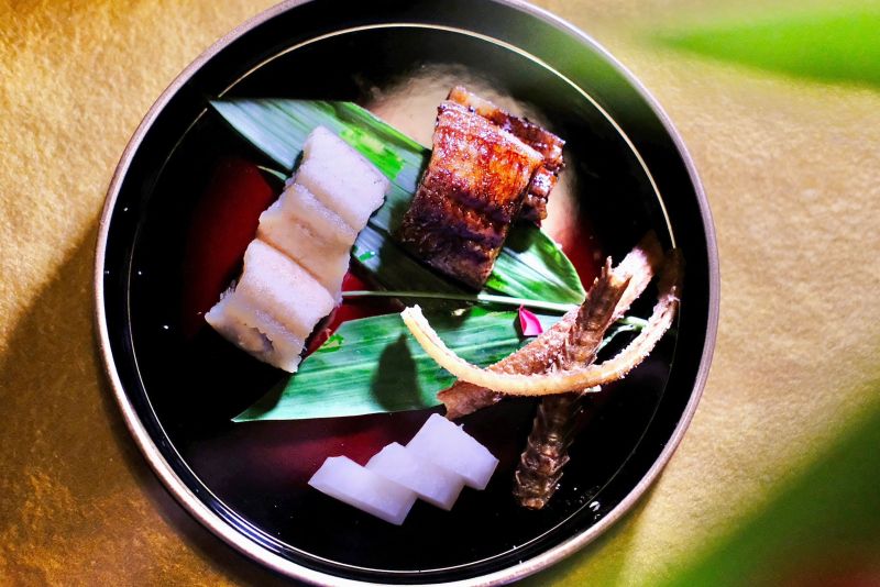 ▲新菜單菜色包含日本人在夏天必吃來補身的鰻魚,同時有海鰻與照片中的河鰻(白鰻)、星鰻(穴子)等。(圖/記者葉盛耀攝)