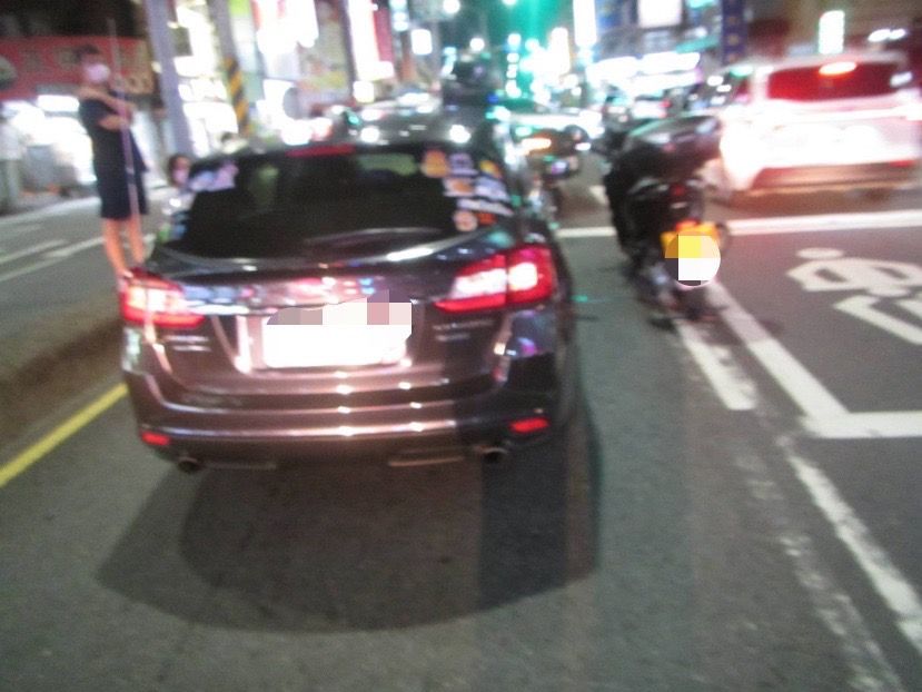 ▲高雄市岡山區１名男子未依紅燈警示，竟逕自橫越馬路，連帶導致後方2名騎士來不及閃避，雙雙追撞受傷倒地，但該名男子卻直接走人。（圖／岡山分局提供）