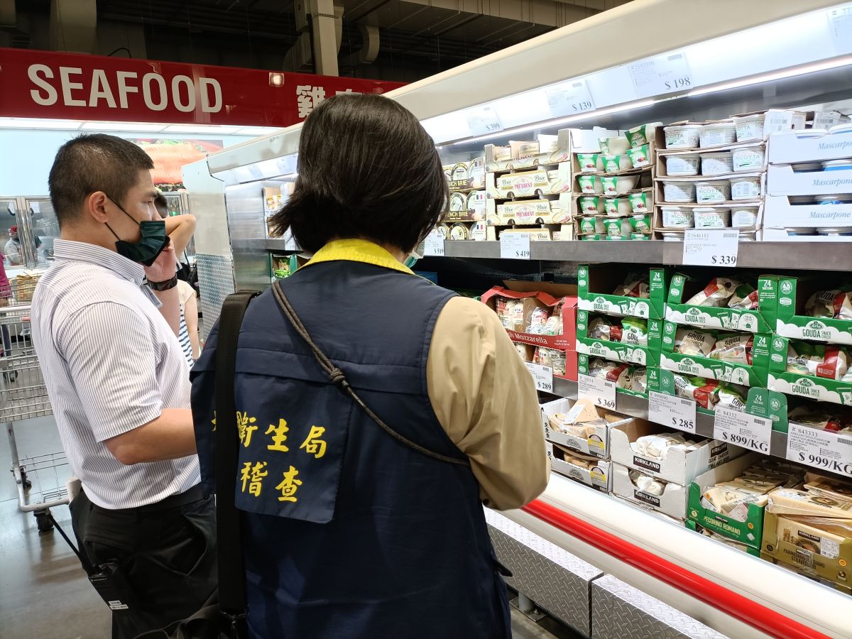 ▲好市多又出包了，賣場販售的「油漬摩佐羅拉乾酪」驗出含致癌物環氧乙烷，桃園市衛生局日前查封並下架該產品。（圖／桃園市衛生局提供）