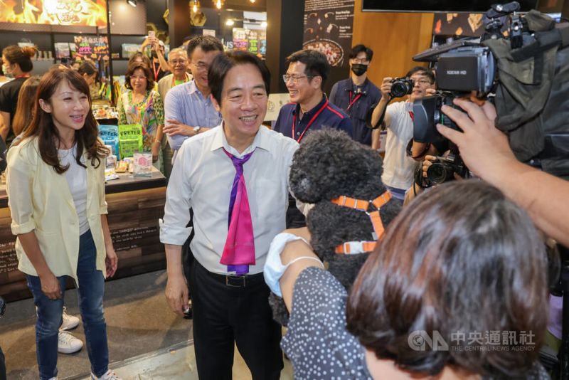 ▲副總統賴清德（前中）9日下午至南港展覽館參觀「2023展昭台北寵物用品展」，現場有民眾高喊「總統加油」口號，並歡迎賴清德與自家寵物互動。中央社記者裴禛攝 112年7月9日