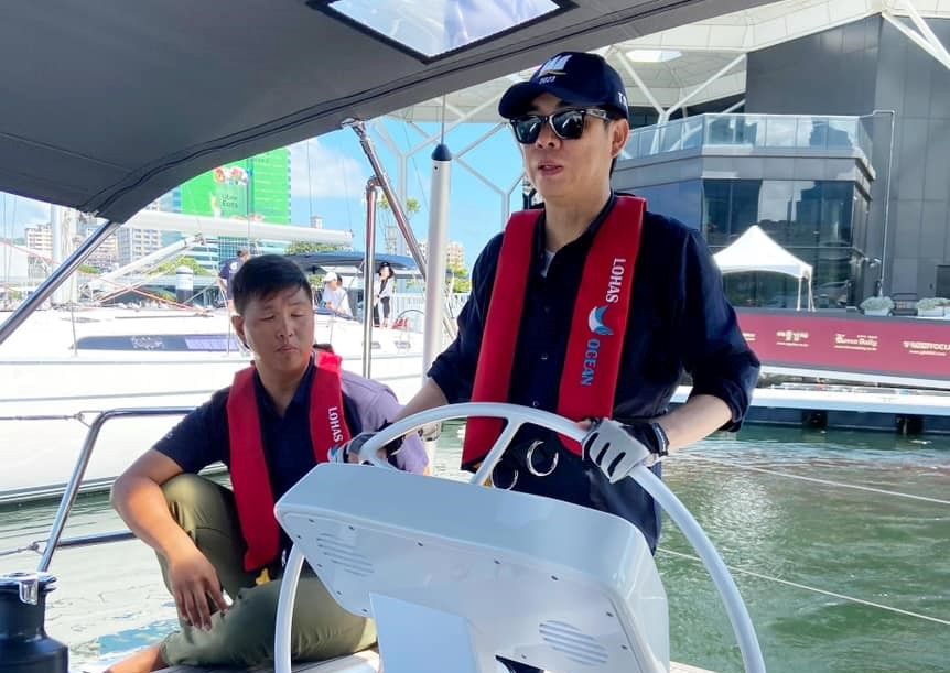 ▲陳其邁親自操作帆船。（圖／翻攝自陳其邁臉書）