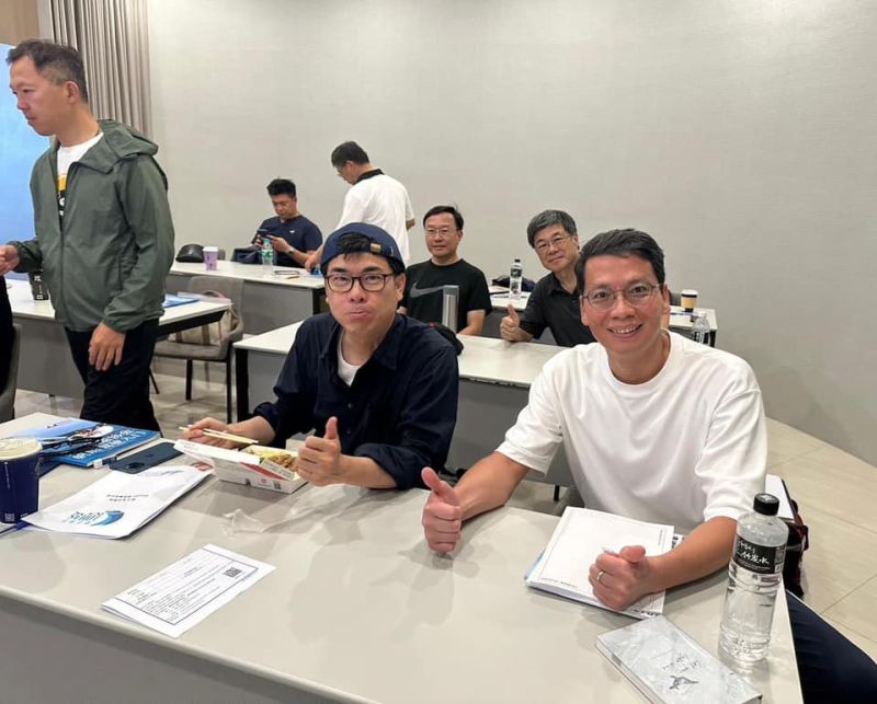 ▲陳其邁帶著市府多位局處首長及多位議員一起參加帆船課程。(圖/翻攝自陳其邁臉書)
