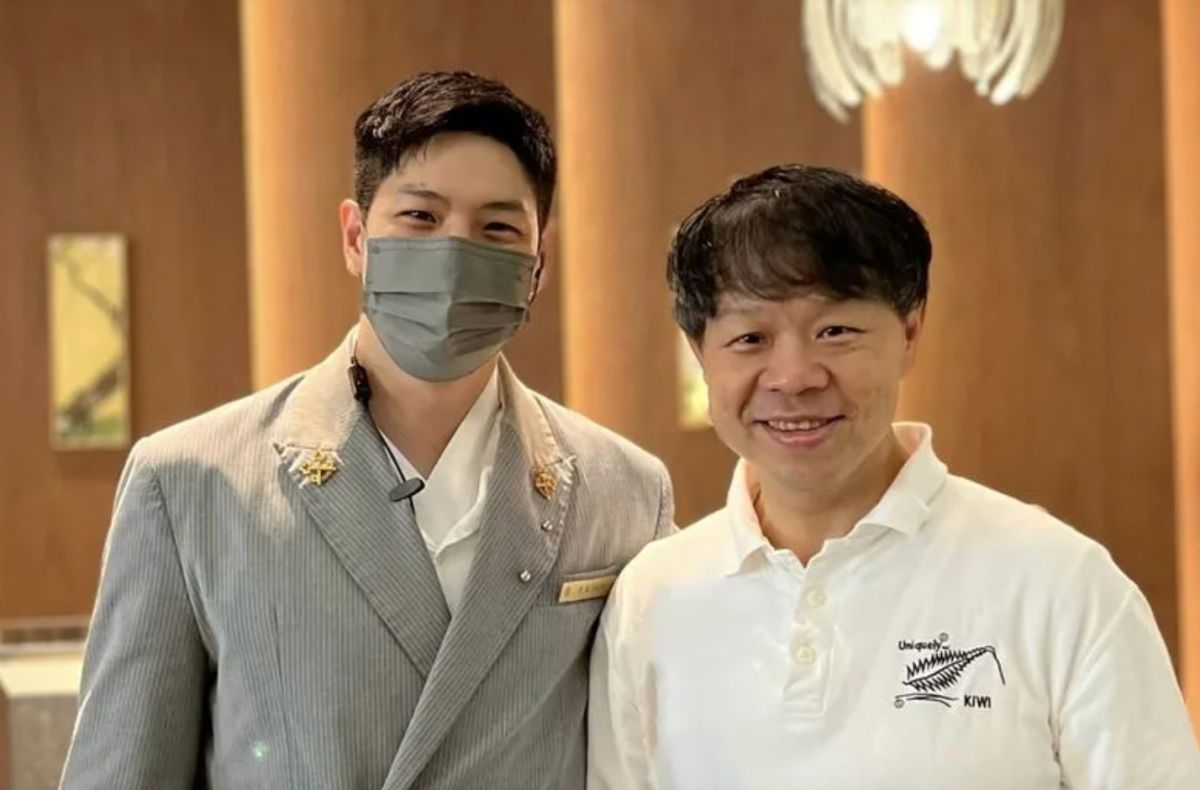 ▲名醫施景中日前到高雄遊玩，結果意外遇到金鑰匙的禮賓人員，高挑身材讓不少人驚呼「帥哥金鑰匙！我可以」。（圖/施景中臉書）