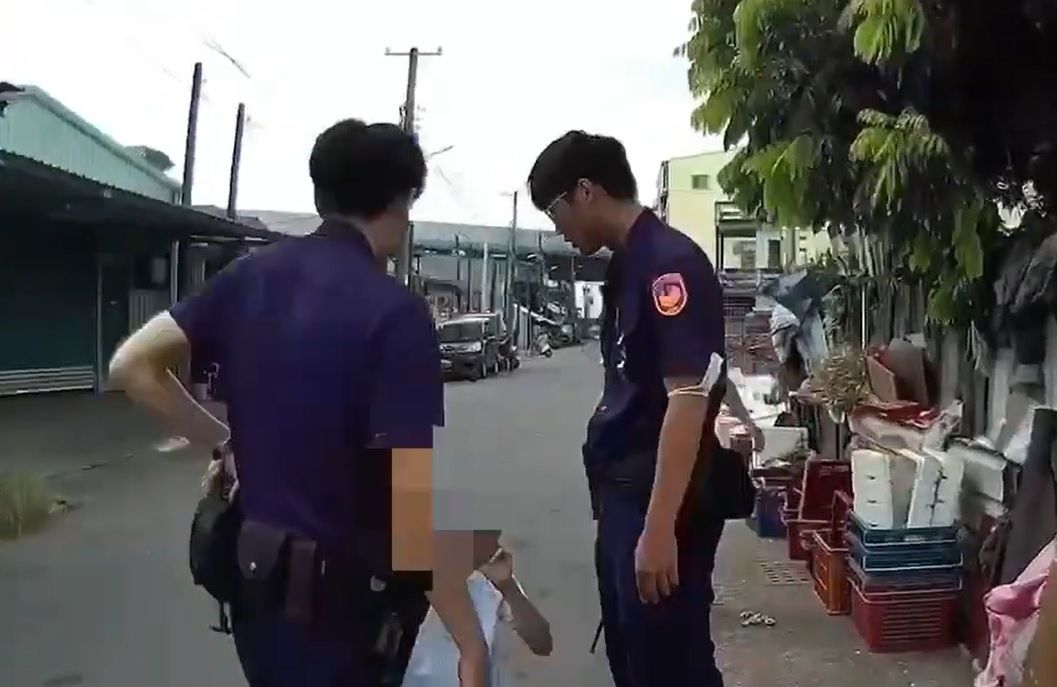 ▲張男見警方到場，跪地將剪刀放在地上，雙手舉高，之後被警方壓制逮捕。（圖／翻攝畫面） 