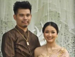 ▲夫妻兩人穿著泰式傳統服裝。（圖／移民署提供）