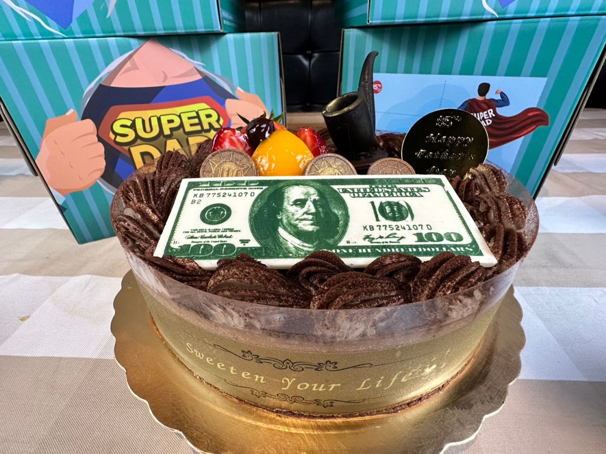 ▲85ºC四款造型蛋糕中，「老子有錢」是以白巧克力製做超仿真美金裝飾，霸氣又吸睛。（圖／業者提供）