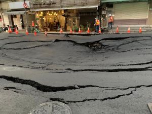 ▲南京西路「天坑」填補後才過一天又塌了,範圍擴大到民宅家門口。(圖/翻攝北市議員林怡君臉書) ▲南京西路「天坑」填補後才過一天又塌了,範圍擴大到民宅家門口。(圖/翻攝北市議員林怡君臉書)