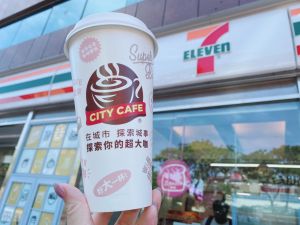 ▲7-11在全台6700間門市首度開賣900ml「特特大杯」冰美式及拿鐵。（圖／業者提供）