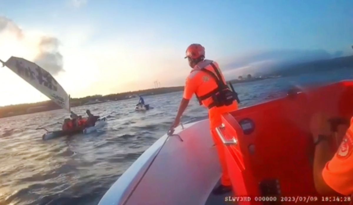 ▲署期墾丁海域活動熱絡，9日傍晚帆船鋼索斷裂失去動力，海巡駕艇救援。（圖／記者莊全成翻攝）