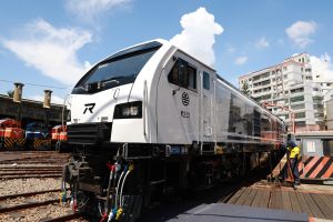 台鐵全新R200柴電機車亮相　年底將正式投入營運
