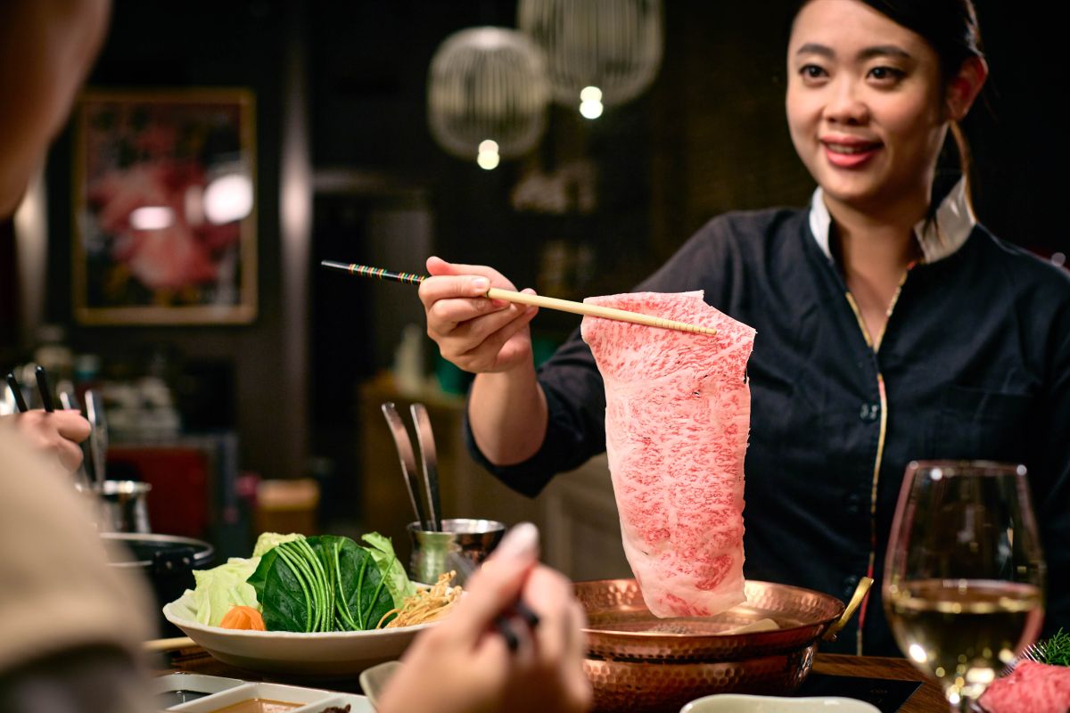 ▲連鎖餐飲集團乾杯受惠疫後市場復甦及展店效益加持，6月營收3.8億元，年增47.89％，推升第二季合併營收11.32億元。（圖／乾杯提供）