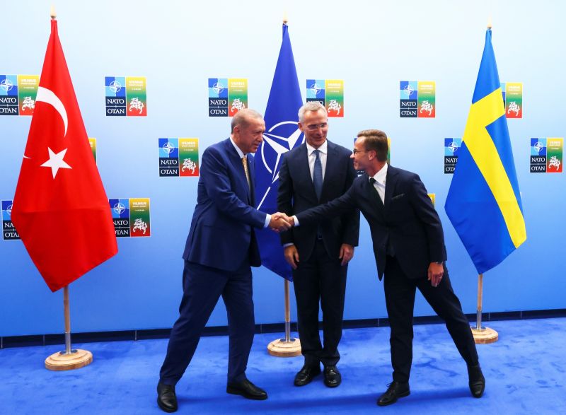 ▲北約秘書長史騰伯格（中）證實，土耳其總統艾爾段（左）已同意支持瑞典加入北約。圖為他們10日與瑞典首相克里斯特松（右）會晤。（圖／美聯社／達志影像）