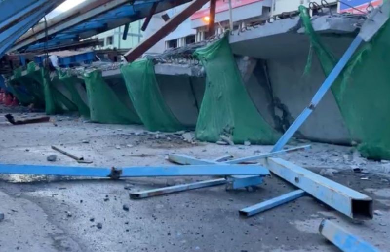 ▲泰國10日發生高架橋倒塌意外，造成2人死亡。（圖／翻攝自曼谷郵報）
