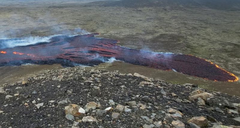 ▲冰島首都雷克雅維克（Reykjavik）附近一座火山10日噴發，是此區2年來第3度有岩漿湧出。（圖／翻攝自獨立報）