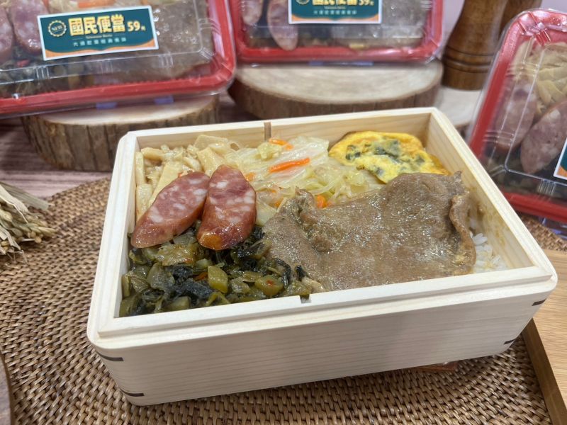 ▲主菜偏薄，整體便當分量較少，但對食量較小的民眾來說剛好，食量較大建議可額外搭配其他小點心。（圖／記者鍾怡婷攝）